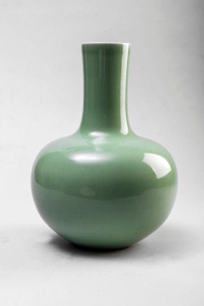 Arts d'Asie Vase globulaire à col droit en porcelaine monochrome céladon marqué Kuangxu...