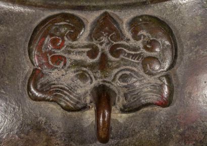 Arts d'Asie Vase de forme Hu à panse aplatie serti de deux anses de masques de Tao...