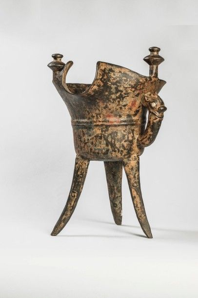 Arts d'Asie Vase de forme Jue serti d'une anse zoomorphe. Bronze. Chine. Dynastie...