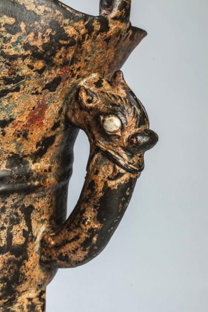 Arts d'Asie Vase de forme Jue serti d'une anse zoomorphe. Bronze. Chine. Dynastie...