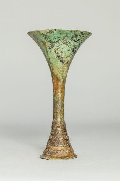 Arts d'Asie Vase de forme Gu à décor de type archaïsant. Bronze à patine verte ....