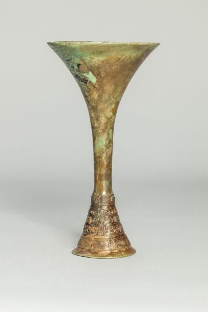 Arts d'Asie Vase de forme Gu à décor de type archaïsant. Bronze à patine verte ....