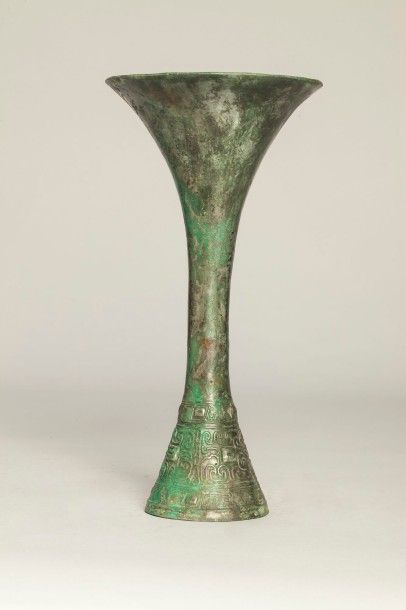 Arts d'Asie Vase de forme Gu à décor de type archaïsant. Bronze à patine brune. Chine....