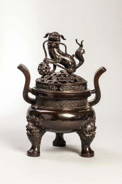 Arts d'Asie Brule parfum tripode serti de deux anses latérales décoré de chimères...