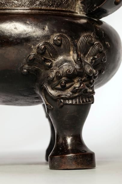 Arts d'Asie Brule parfum tripode serti de deux anses latérales décoré de chimères...