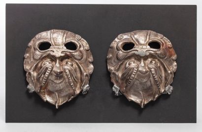 Arts d'Asie Deux masques de chimères. Métal argenté. Chine. Dynastie Qing. 10cm x...