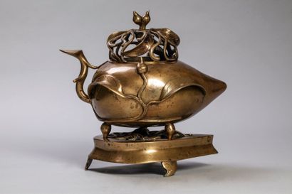 Arts d'Asie Brule parfum sur piètement en forme de pêche de longévité. Bronze. Chine....