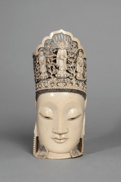 Arts d'Asie Tête de Kwan Yin coiffée d'un haut diadème finement ouvragé d'une scène...