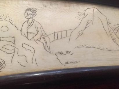 Arts d'Asie Frise ciselée en haut relief dans une défense d'éléphant illustrée d'une...