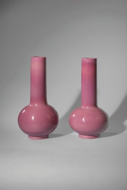 Arts d'Asie Paire de vases à panse globulaire et col droit en verre de Pékin monochrome...