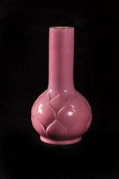 Arts d'Asie Paire de vases d'offrandes à panse globulaire moulés de larges pétales...