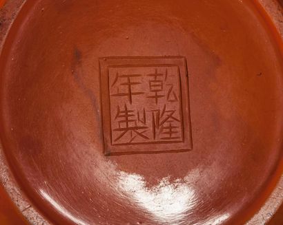 Arts d'Asie Pot à épaulement arrondi et petit col en verre de Pékin orange nuancé...