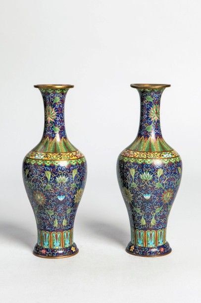 Arts d'Asie Paire de vases balustres en émaux cloisonnés polychromes à décor de pivoines...