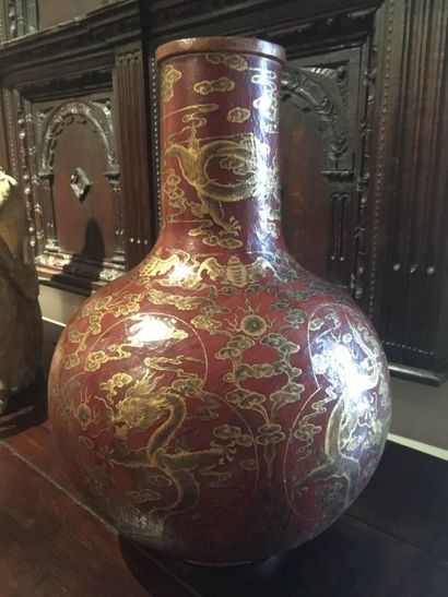 Arts d'Asie Importante paire de vases globulaires en laque ornée de deux motifs de...
