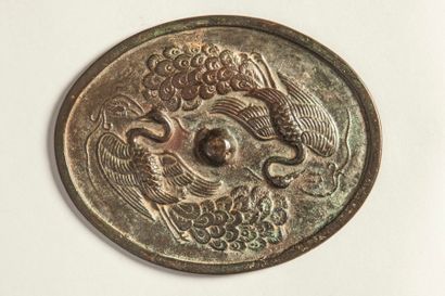 Arts d'Asie Miroir circulaire moulé sur une face de deux paons en vol. Bronze . Chine....