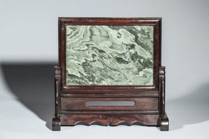 Arts d'Asie Ecran quadrangulaire en bois incorporant une pierre de rêve en marbre...