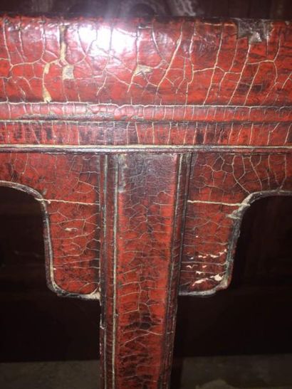 Arts d'Asie Table altar à piètement droit et double transversale en bois laqué rouge...