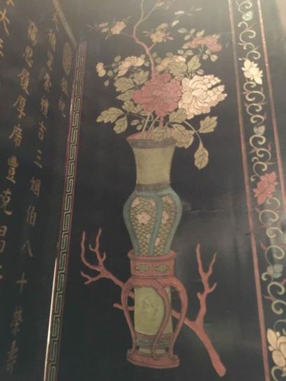 Arts d'Asie Important paravent à 12 feuilles en laque de Coromandel gravé et peint...