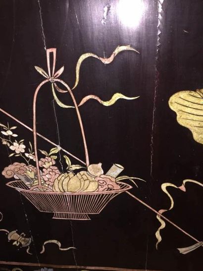 Arts d'Asie Important paravent à 12 feuilles en laque de Coromandel gravé et peint...