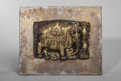 Arts d'Asie Partie d'architecture de temple illustrant l'éléphant bouddhique porteur...