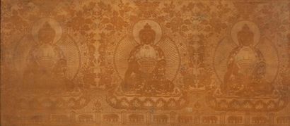 Arts d'Asie Textile encadré illustrant trois buddhas assis en bumishparshamudra sur...