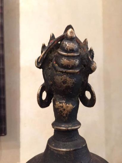 Arts d'Asie Gantha clochette rituelle composée d'un tenon à tête de mahakala et d'une...