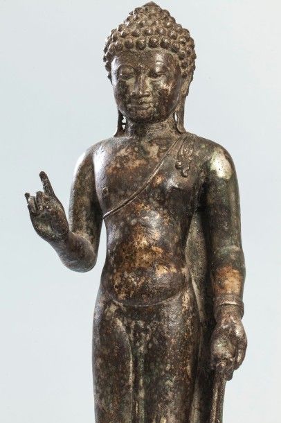 Arts d'Asie Buddha debout sur un socle lotiforme vêtu de la robe monastique utarasanga...