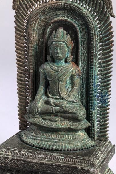 Arts d'Asie Buddha Maravijaya couronné assis sur un socle lotiforme reposant sur...