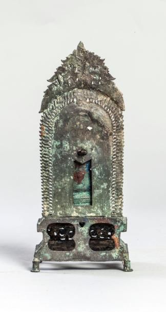 Arts d'Asie Buddha Maravijaya couronné assis sur un socle lotiforme reposant sur...