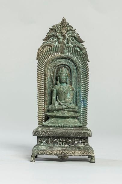 Arts d'Asie Buddha Maravijaya couronné assis sur un socle lotiforme reposant sur...