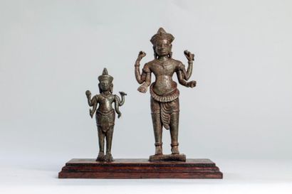 Arts d'Asie Deux bronzes illustrant deux figurations de Vishnu vêtu de sampot court...