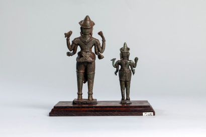 Arts d'Asie Deux bronzes illustrant deux figurations de Vishnu vêtu de sampot court...