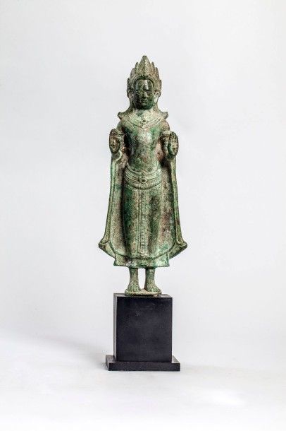 Arts d'Asie Buddha paré en abayamudra geste du renoncement vêtu d'une robe monastique...