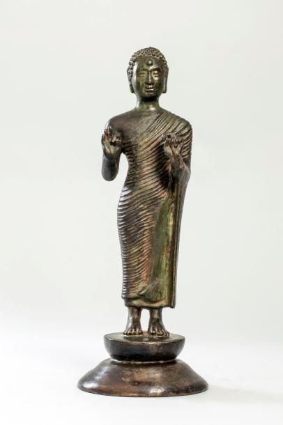 Arts d'Asie Buddha debout vêtu d'une robe monastique plissée rabattu en un large...