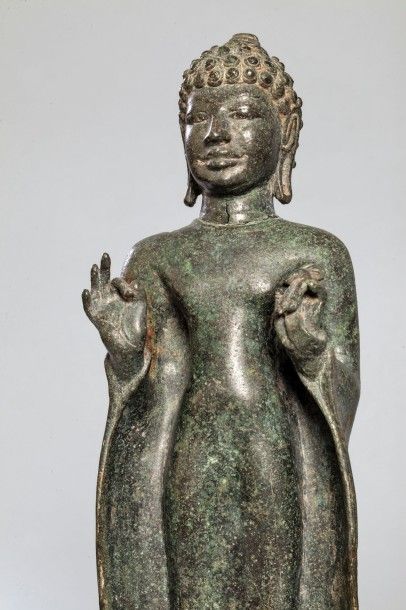 Arts d'Asie Buddha debout sur un tertre circulaire vêtu d'une robe monastique moulant...