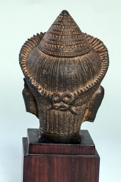 Arts d'Asie Tête de Vishnu coiffée d'un diadème Pierre grés gris foncé " grain de...