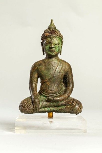 Arts d'Asie Buddha Maravijaya assis en virasana une main en bumishparshamudra coiffé...