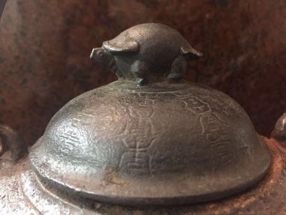 Arts d'Asie Théière zoomorphe en fonte de fer marqué d'inscription. Chine. long 23cm...