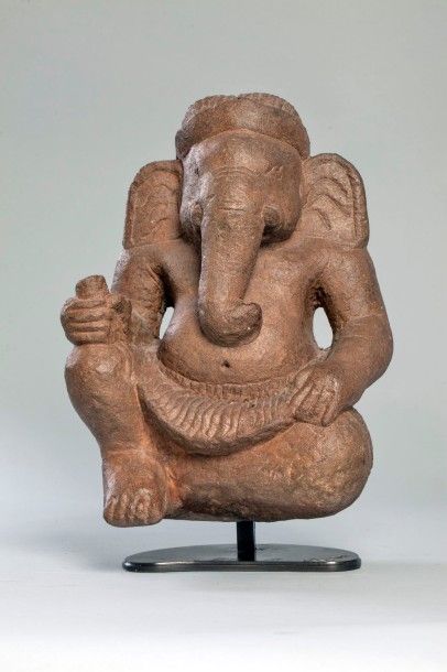 Arts d'Asie Ganesh assis en délassement lalitasana vêtu d'un pagne court plissé ceinturé...