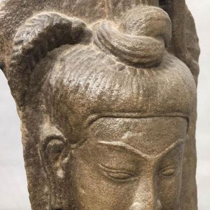 Arts d'Asie Haut relief de temple sculpté d'une tête de Shiva coiffée d'un chignon...