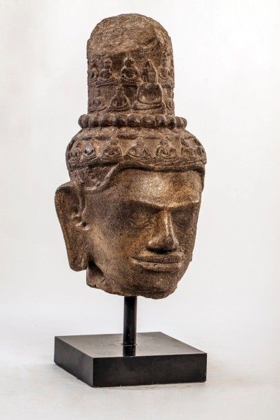Arts d'Asie Tête de Lokeshvara coiffée d'un haut chignon retenu par un anneau perlé...