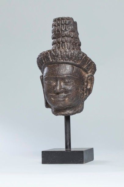 Arts d'Asie Tête de Shiva coiffée d'un haut chignon Mukuta serti du croissant de...