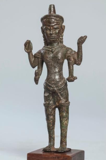 Arts d'Asie Shiva debout vêtu d'un sampot court paré et coiffé d'un diadème surmonté...