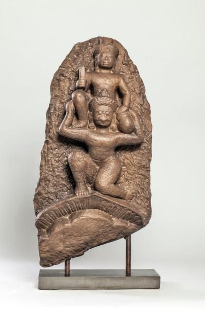 Arts d'Asie Haut relief de linteau de temple illustrant Vishnu chevauchant Garuda...