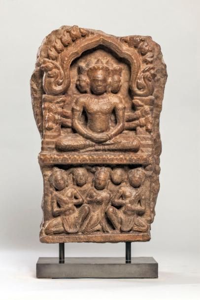 Arts d'Asie Haut relief de temple provenant d'un rare linteau frontal sculpté sur...