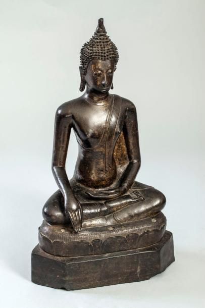 Arts d'Asie Buddha Maravijaya en virasana sur un socle lotiforme vêtu de la robe...