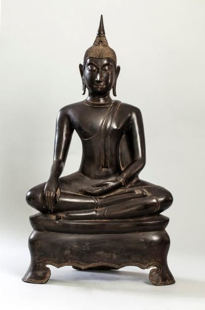 Arts d'Asie Buddha Maravijaya assis sur un haut socle tripode en virasana touchant...