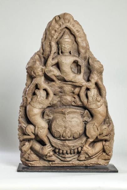 Arts d'Asie Vishnu sur Banasbati. Frise de linteau de temple illustrant Viçvakarman...