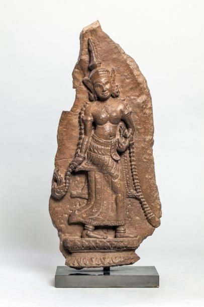Arts d'Asie Devatâ, bas relief - pilastres de sanctuaire, figuré dans une attitude...