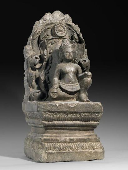 Arts d'Asie Stèle illustrant Vishvakharman – Vishnu sous la forme du grand bâtisseur...